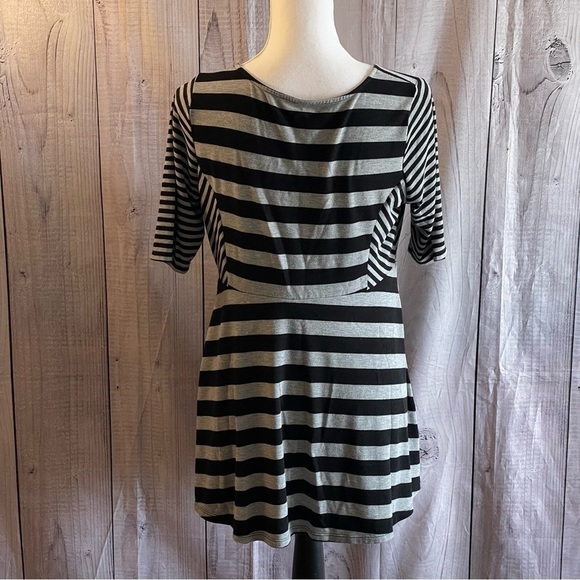 ✅2X Host Pick✅ Motherhood Maternity Striped Top, Medium - Picture 3 of 7